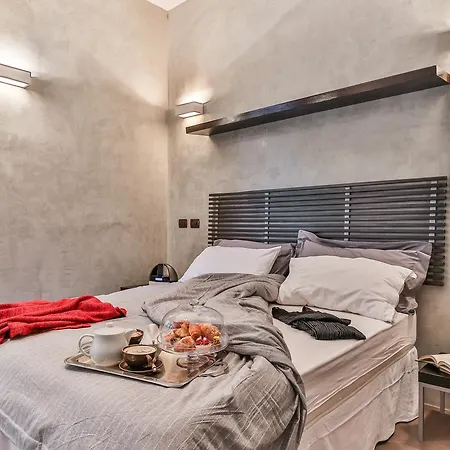 San Babila Apartment *